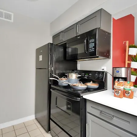 Modern Private Room, Pool, Wi-Fi, Working Space-3