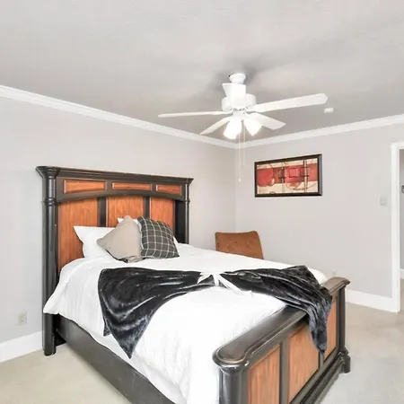 Contemporary Master Queen Suite-3